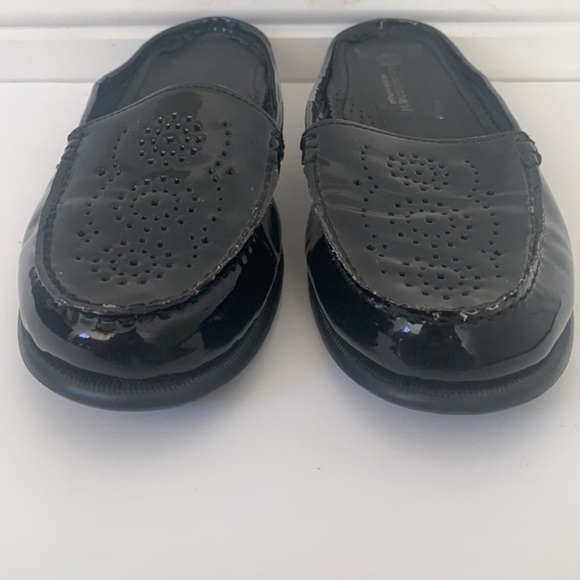 Eric Michael black patent leather perforated slip on mules in size 41 - Picture 4 of 11